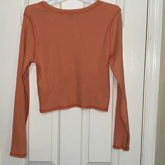 long sleeve crop top in coral peach - Picture 4 of 5